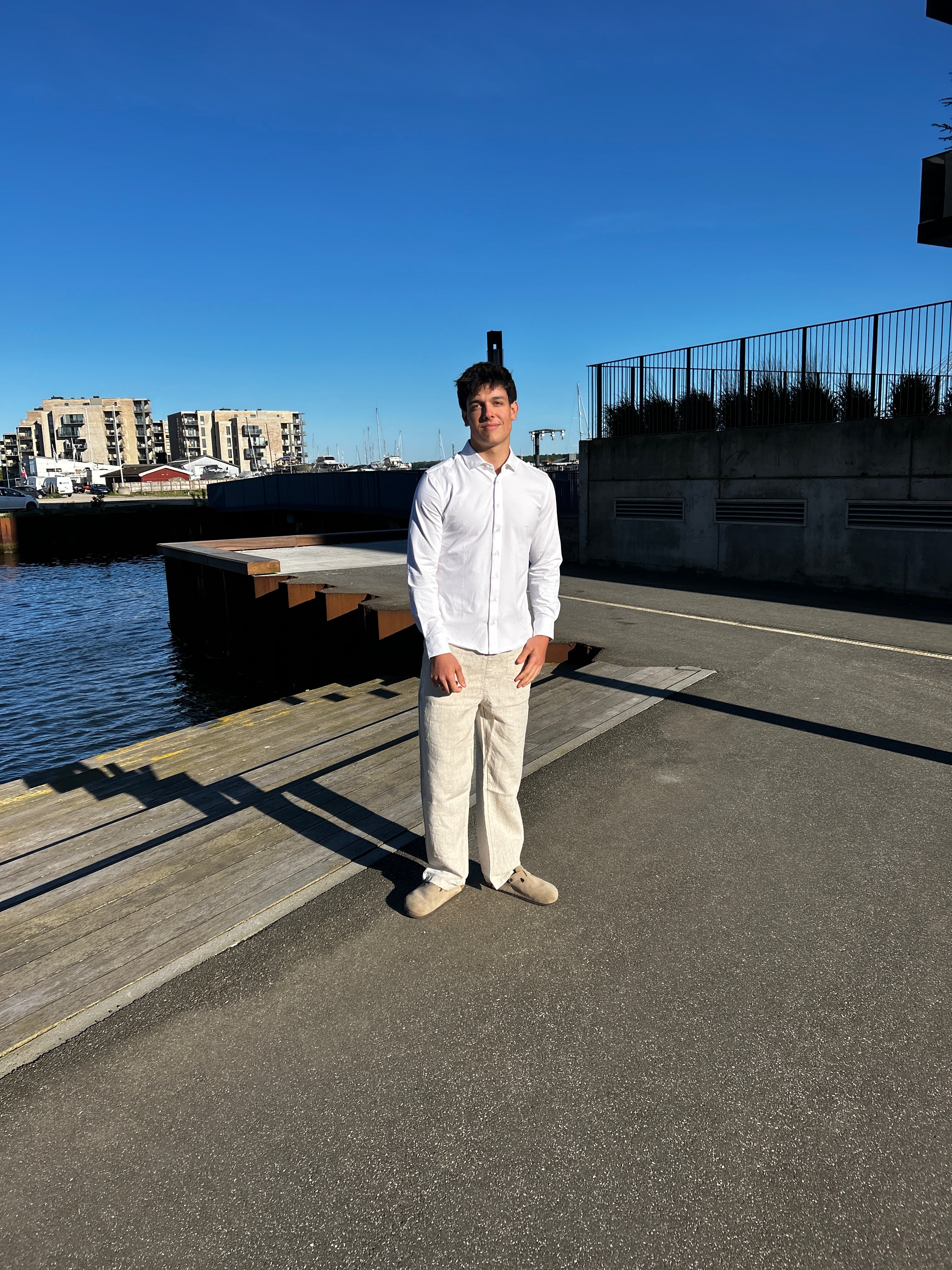 LANGÆRMET ESSENTIAL STRETCHY SKJORTE - HVID