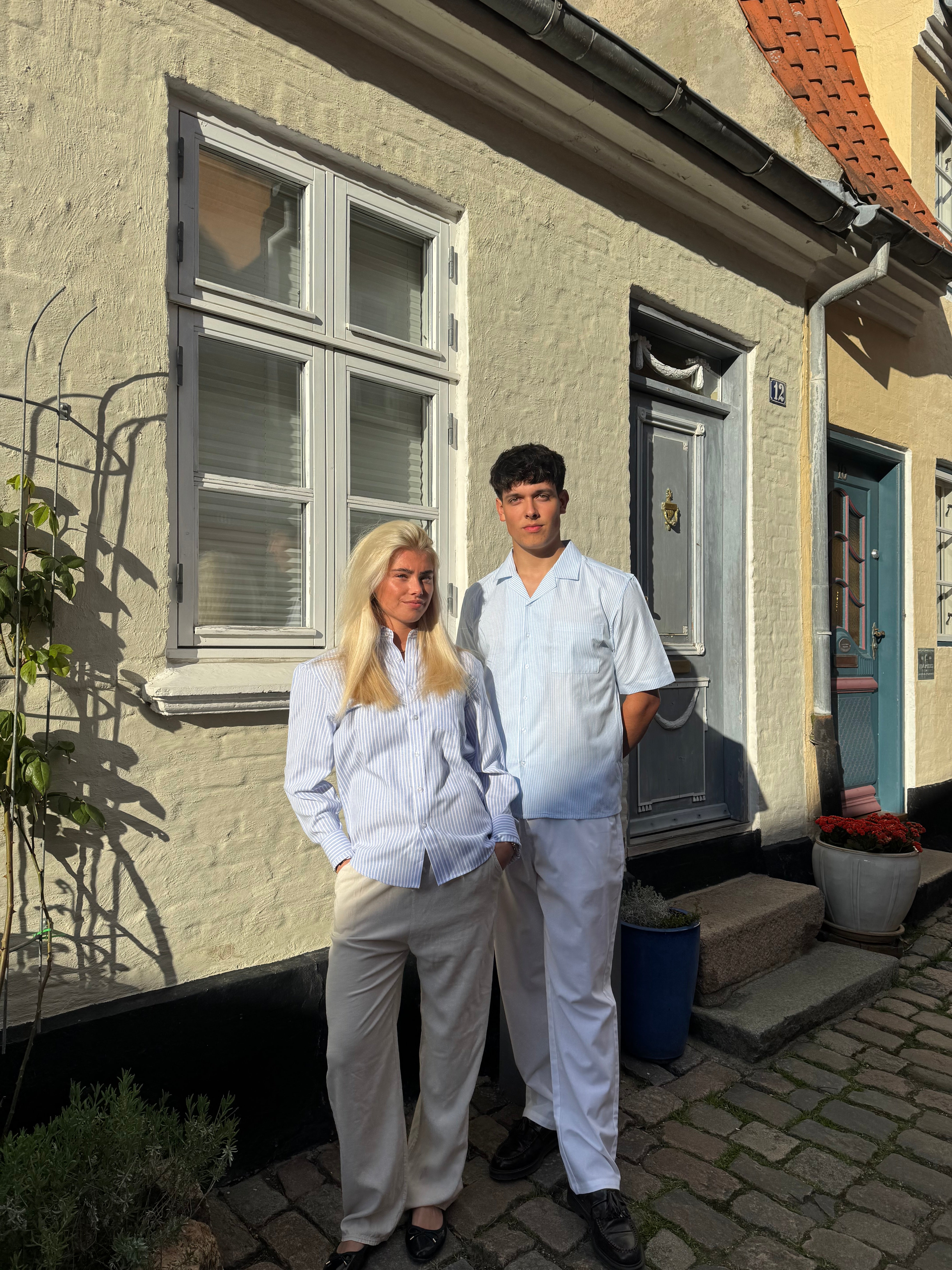 KORTÆRMET SKJORTE - TYND BLÅSTRIBET