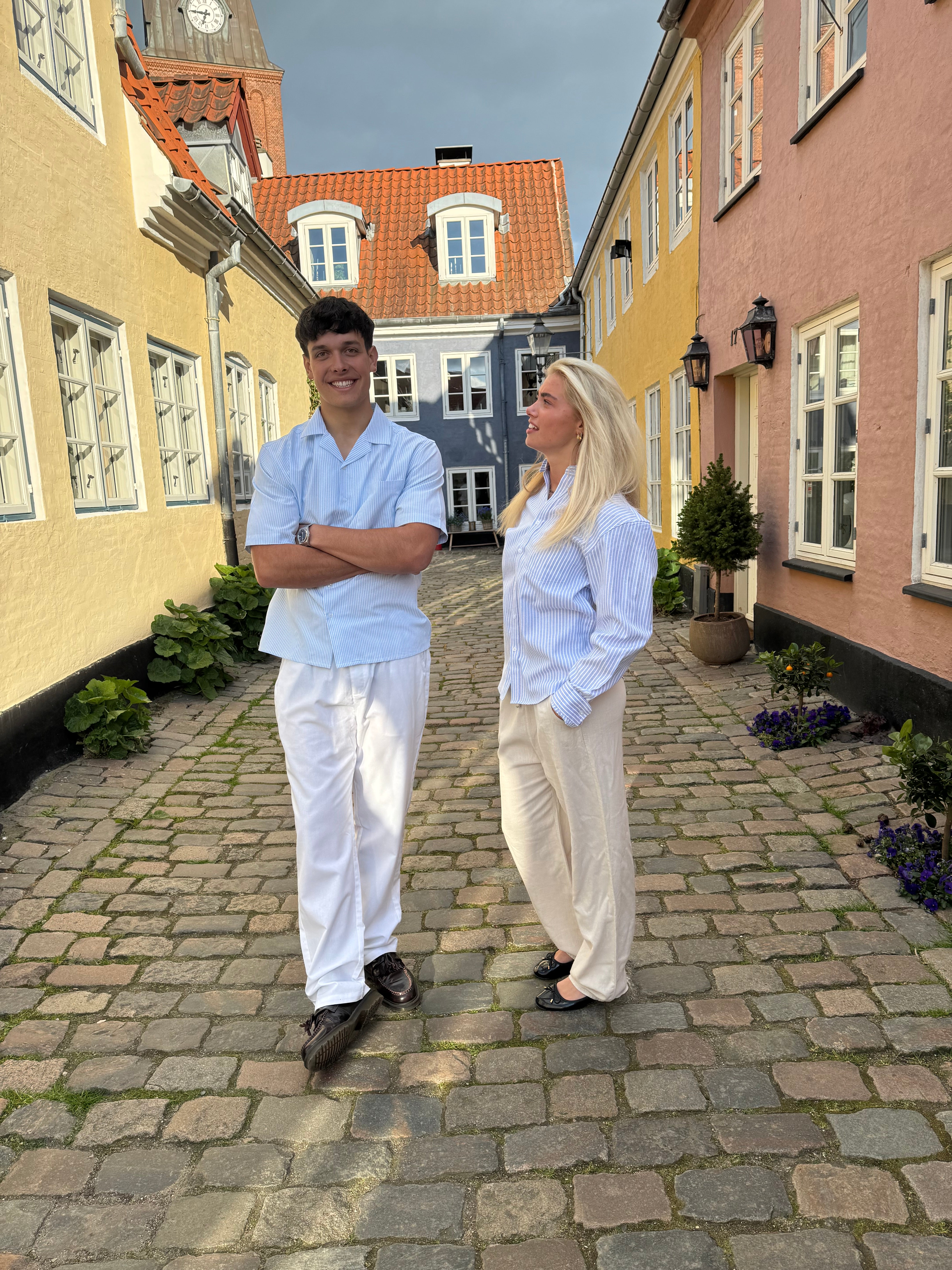 KORTÆRMET SKJORTE - TYND BLÅSTRIBET