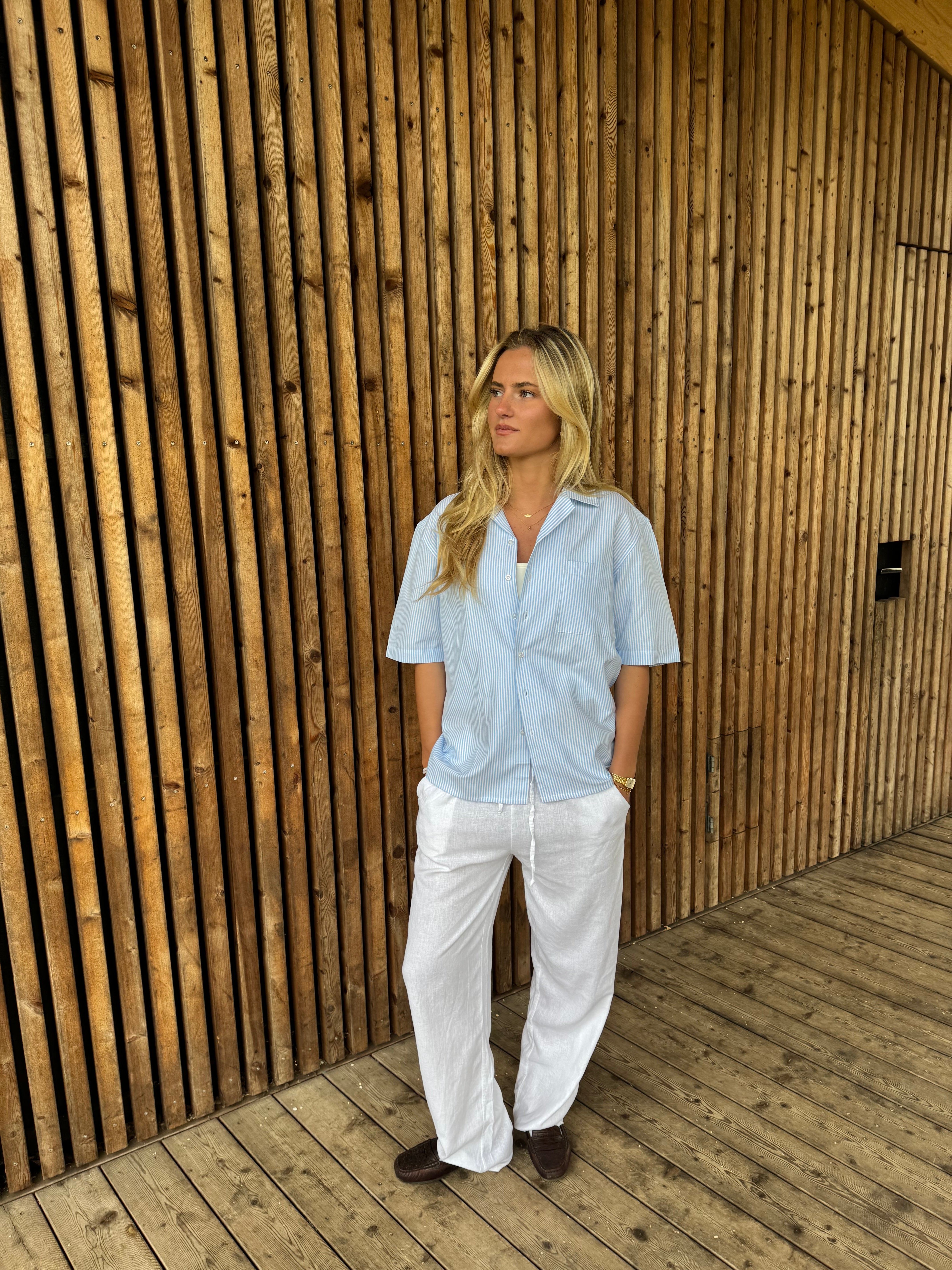 KORTÆRMET SKJORTE - TYNDE BLÅSTRIBET