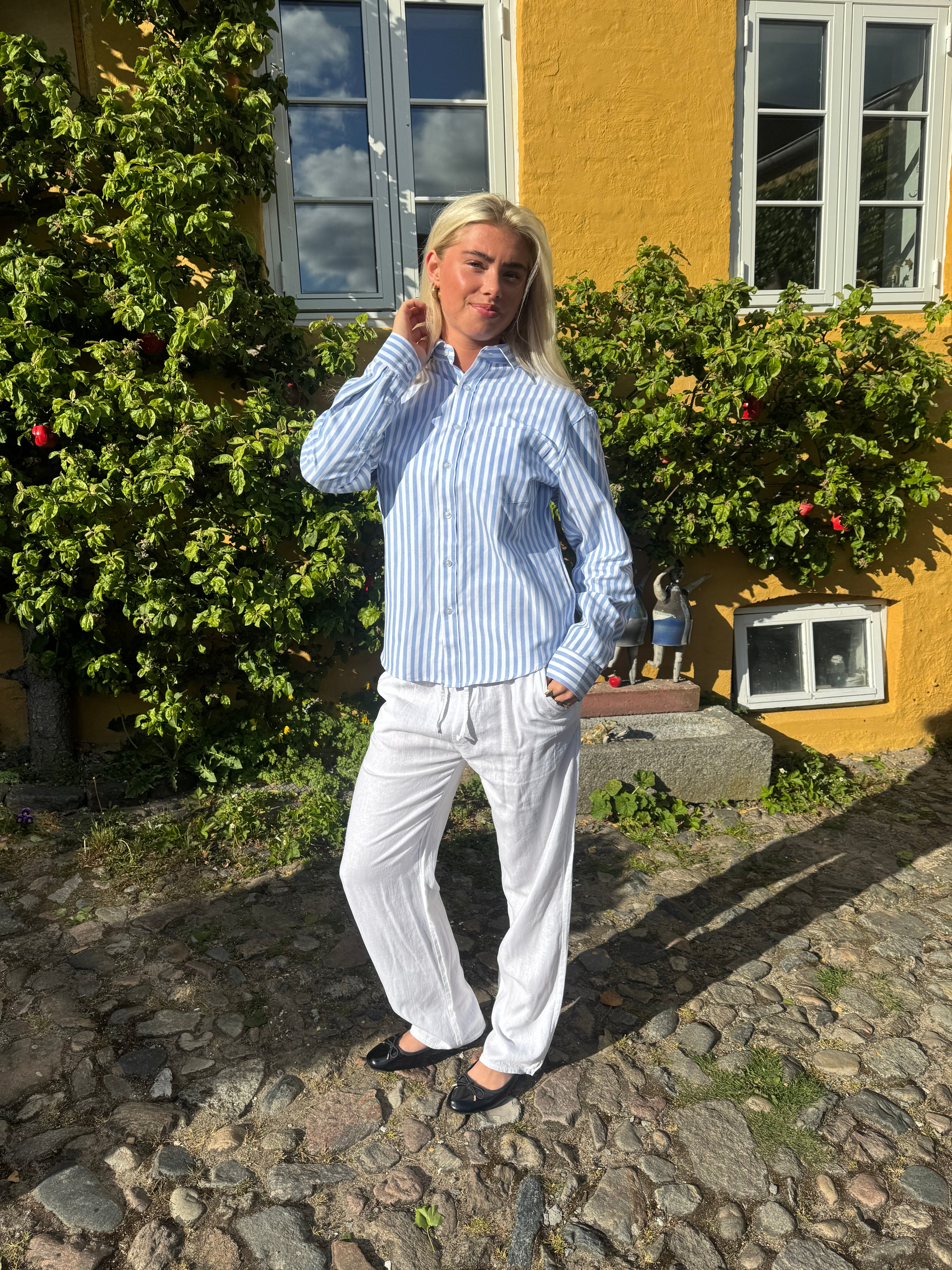 LANGÆRMET SKJORTE - BREDE BLÅSTRIBET