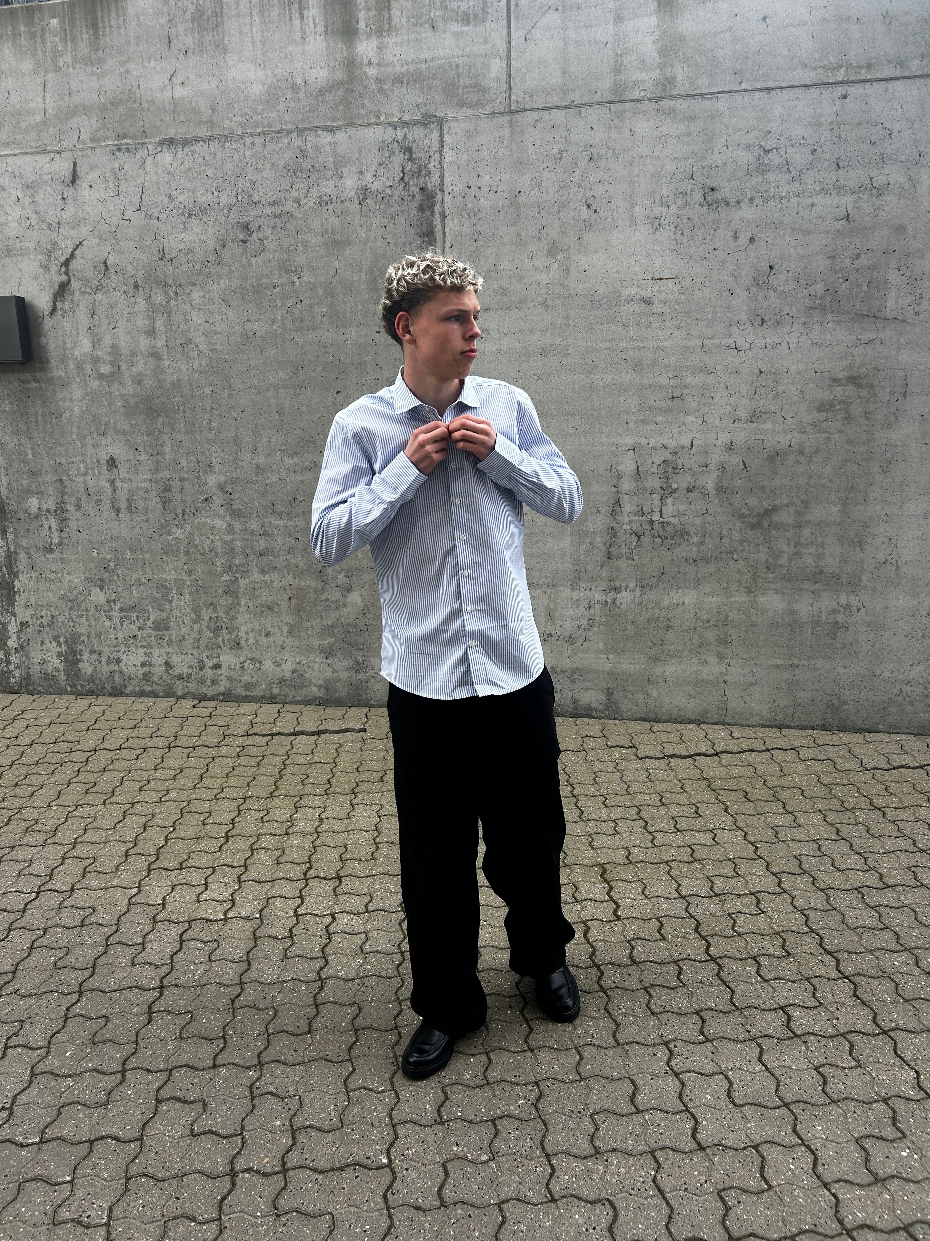 LANGÆRMET SKJORTE - TYNDE BLÅSTRIBET