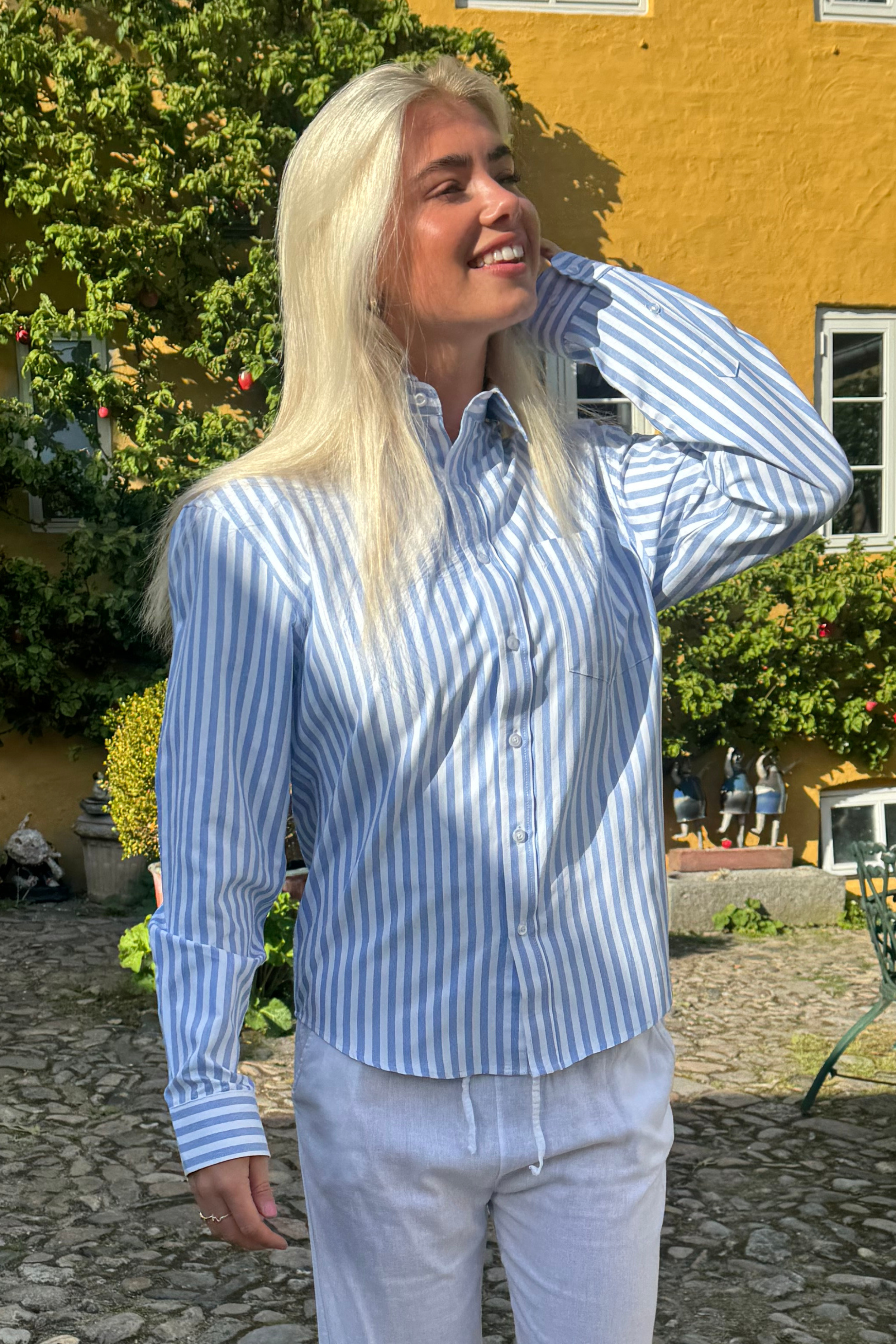 LANGÆRMET SKJORTE - BREDE BLÅSTRIBET