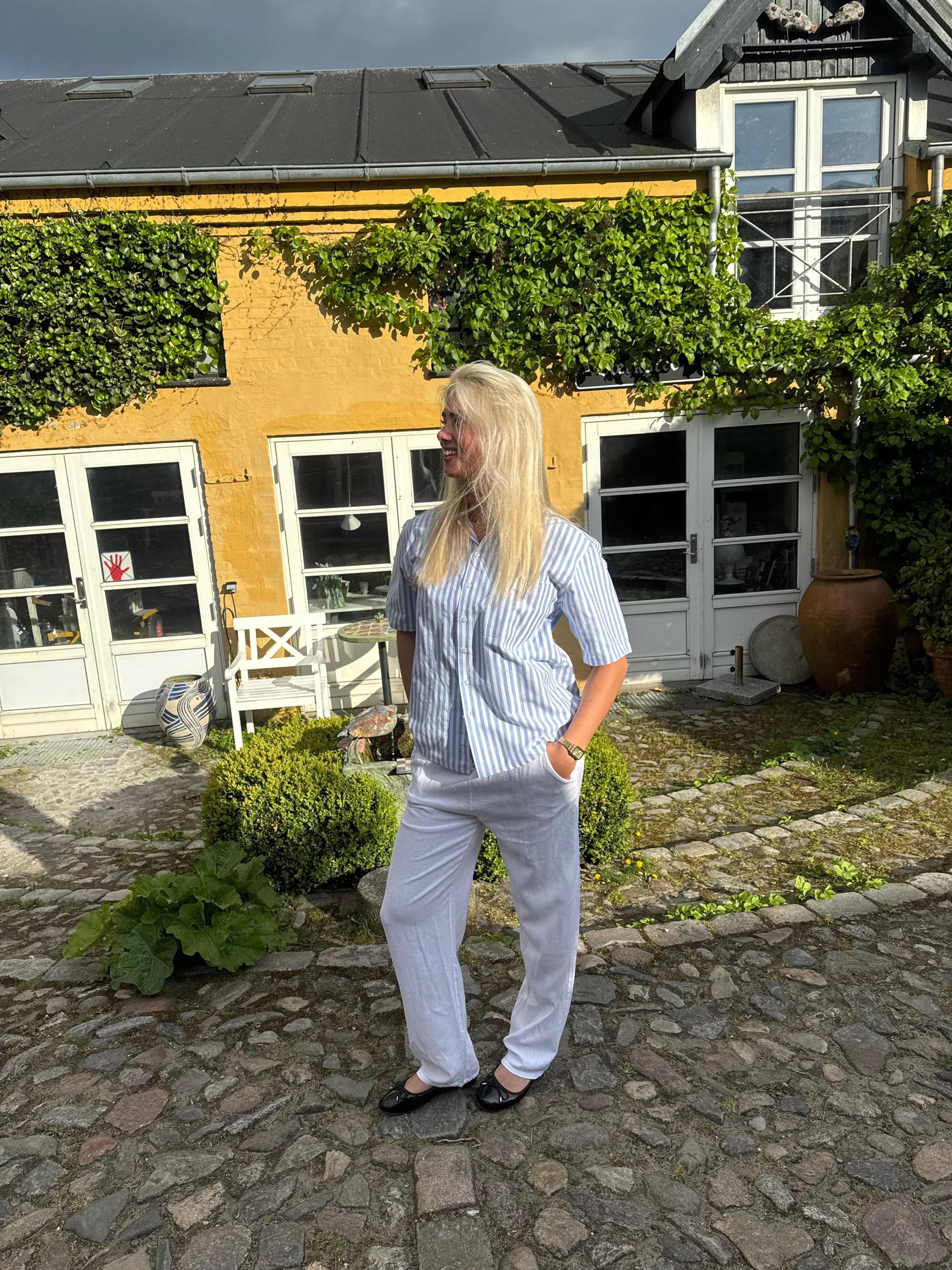 KORTÆRMET SKJORTE - BREDE BLÅSTRIBET