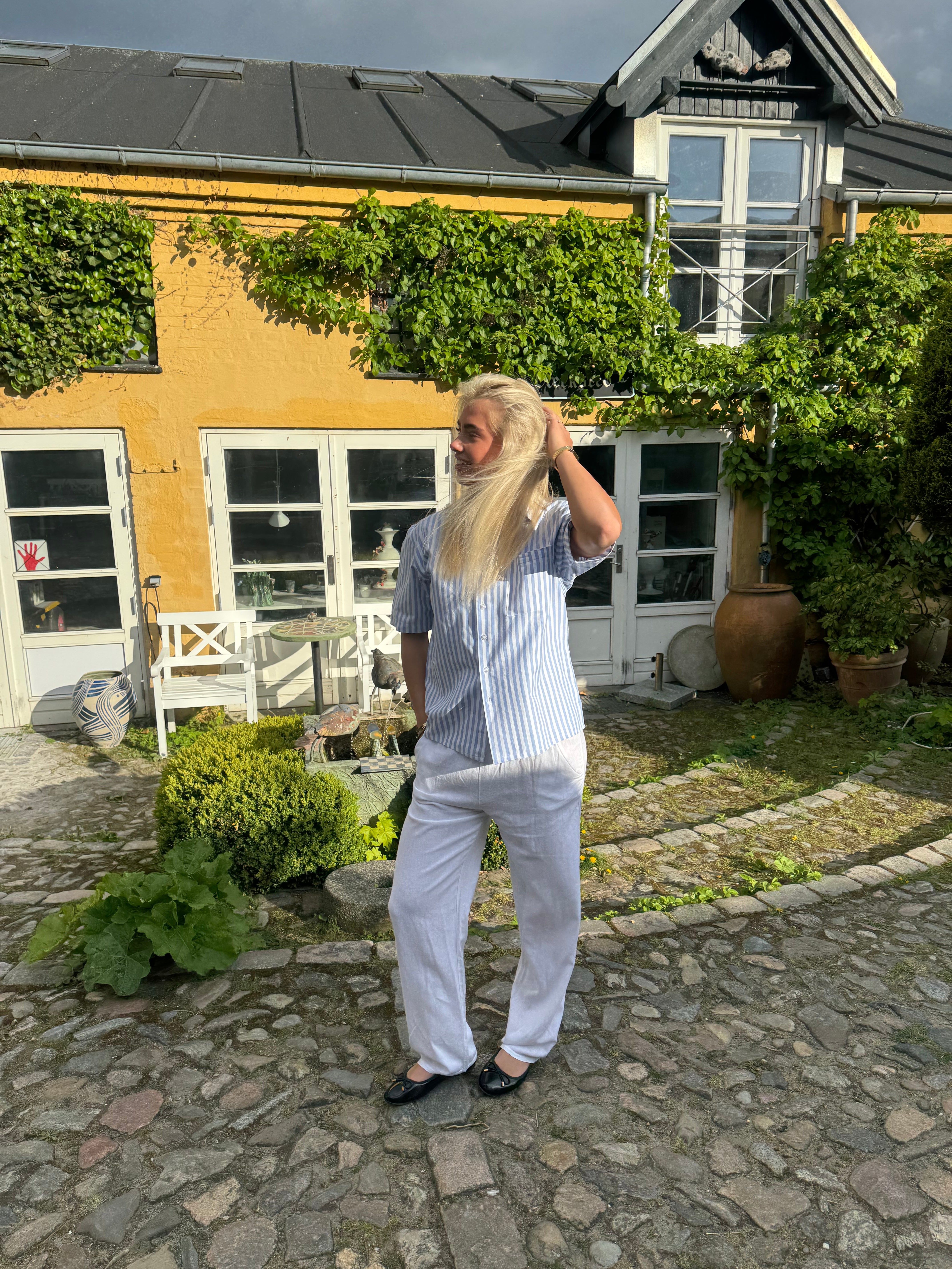 KORTÆRMET SKJORTE - BREDE BLÅSTRIBET