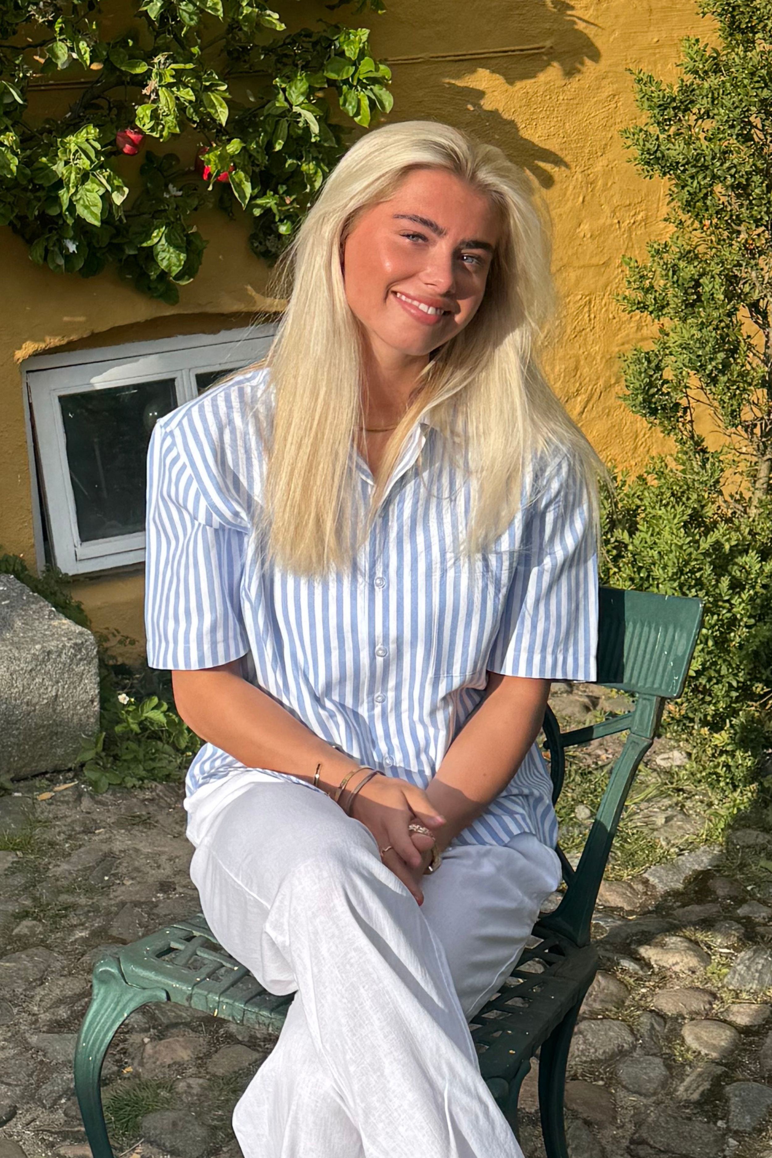 KORTÆRMET SKJORTE - BREDE BLÅSTRIBET